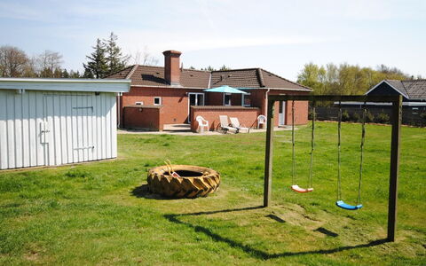 Pernilla - 2Km from the Sea: Græs, Land Lot, Lawn, Have, Backyard, Gård, Skygge, Landscaping, Garden Bygninger, Parkere