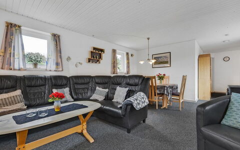 Pernilla - 2Km from the Sea: Møbel, Stol, Stue, Hårdttræ, Stueplante, Couch, Armlæn, Kaffebord