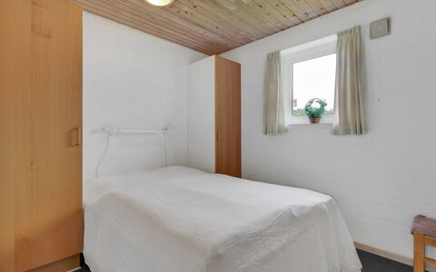 Pernilla - 2Km from the Sea: Væg, Træ, Gulvbelægning, Loft, Etage, Soveværelse, Indretning, Seng, Sengetøj, Værelse