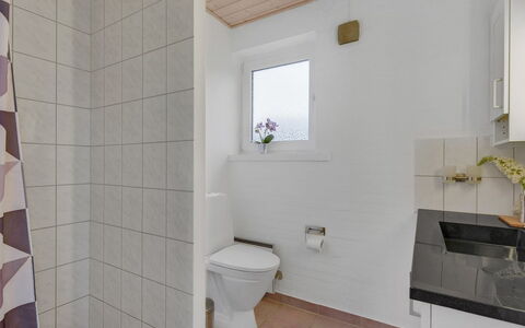Pernilla - 2Km from the Sea: Gulvbelægning, Etage, Væg, Sanitærarmatur, Træ, Toiletbræt, Indretning, Toilet, Badeværelse, Loft