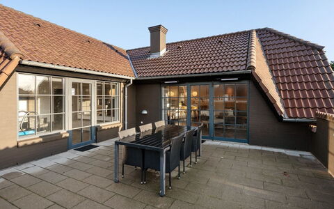 Oskari - 1.3Km from the Sea: Træ, Tag, Arkitektur, Hjem, Hus, Sommerhus, Sidespor, Hårdttræ, Hældning, Estate