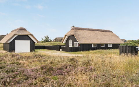 Kajin - 200M from the Sea: Træ, Tag, Arkitektur, Hjem, Hus, Sommerhus, Sidespor, Hårdttræ, Hældning, Estate