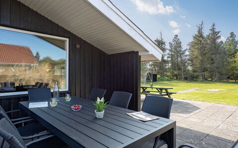 Darina - 1.5Km from the Sea: Træ, Tag, Hjem, Hus, Arkitektur, Sidespor, Land Lot, Sommerhus, Skur, Garden Bygninger