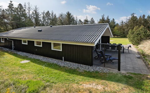 Darina - 1.5Km from the Sea: Træ, Tag, Hjem, Hus, Arkitektur, Sidespor, Land Lot, Sommerhus, Skur, Garden Bygninger
