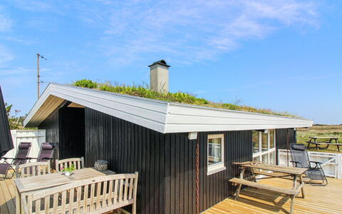 Scarlett - 300M from the Sea: Træ, Tag, Hus, Hjem, Sommerhus, Hårdttræ, Planke, Dæk, Skygge, Altan