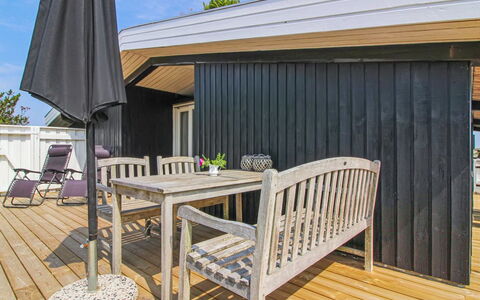 Scarlett - 300M from the Sea: Træ, Trægulve, Hårdttræ, Gulvbelægning, Planke, Bejdse, Etage, Dæk, Skygge, Veranda