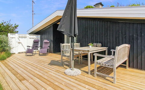 Scarlett - 300M from the Sea: Træ, Trægulve, Hårdttræ, Planke, Dæk, Bejdse, Udendørs Møbler, Skygge, Veranda, Stol