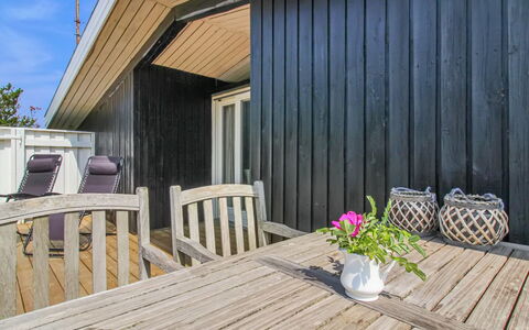 Scarlett - 300M from the Sea: Træ, Etage, Hårdttræ, Planke, Trægulve, Skygge, Bejdse, Stol, Dæk, Veranda