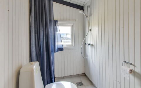 Scarlett - 300M from the Sea: Træ, Etage, Gulvbelægning, Sanitærarmatur, Loft, Toilet, Vvs, Badeværelse, Gardin, Tap