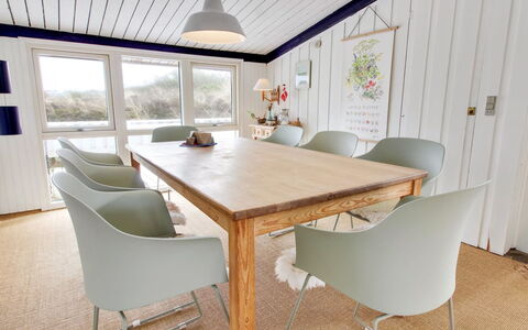 Scarlett - 300M from the Sea: Møbel, Indretning, Gulvbelægning, Træ, Spisestue, Bord, Etage, Loft, Køkken & Spisebord, Stol