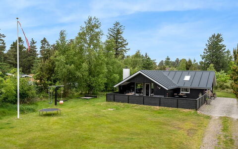 Meinolf - 2Km from the Sea: Træ, Tag, Arkitektur, Hjem, Hus, Sommerhus, Sidespor, Hårdttræ, Hældning, Estate