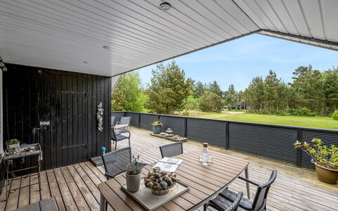 Meinolf - 2Km from the Sea: Træ, Tag, Arkitektur, Hjem, Hus, Sommerhus, Sidespor, Hårdttræ, Hældning, Estate