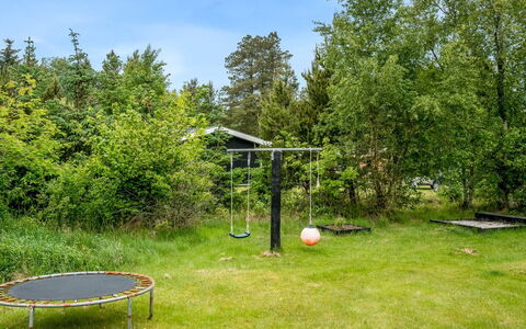 Meinolf - 2Km from the Sea: Træ, Tag, Arkitektur, Hjem, Hus, Sommerhus, Sidespor, Hårdttræ, Hældning, Estate