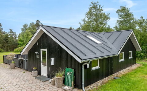 Meinolf - 2Km from the Sea: Træ, Tag, Arkitektur, Hjem, Hus, Sommerhus, Sidespor, Hårdttræ, Hældning, Estate