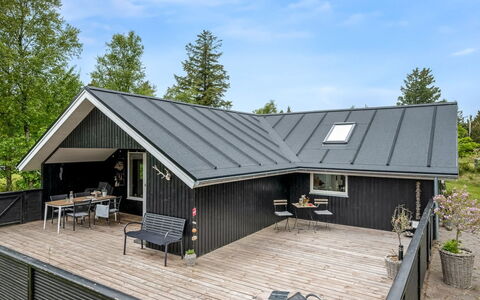 Meinolf - 2Km from the Sea: Træ, Tag, Arkitektur, Hjem, Hus, Sommerhus, Sidespor, Hårdttræ, Hældning, Estate
