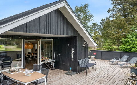 Meinolf - 2Km from the Sea: Træ, Tag, Arkitektur, Hjem, Hus, Sommerhus, Sidespor, Hårdttræ, Hældning, Estate