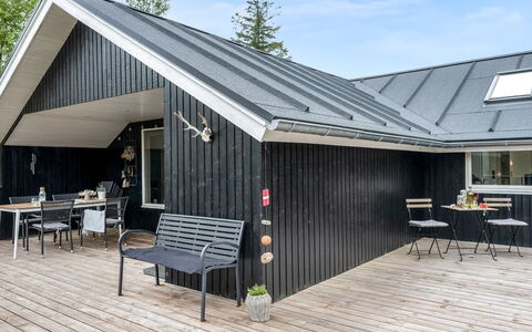 Meinolf - 2Km from the Sea: Træ, Tag, Arkitektur, Hjem, Hus, Sommerhus, Sidespor, Hårdttræ, Hældning, Estate