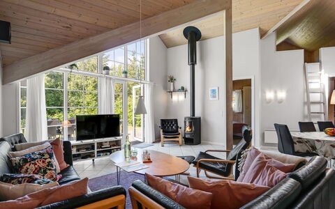 Femmy - 600M from the Sea: Indretning, Træ, Loft, Møbel, Couch, Stue, Gulvbelægning, Hjem, Etage, Værelse