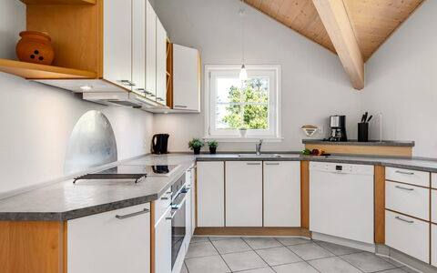 Femmy - 600M from the Sea: Køkken, Indretning, Træ, Gulvbelægning, Countertop, Hjem, Køkken Apparat, Loft, Møbel, Cabinetry