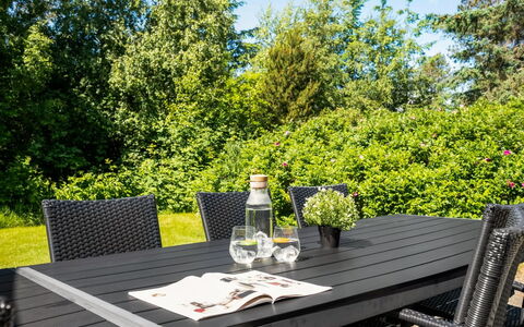 Femmy - 600M from the Sea: Møbel, Udendørs Møbler, Bord, Udendørs Bord, Stol, Køkken & Spisebord, Skygge, Gårdhave, Have, Hårdttræ