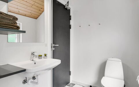 Femmy - 600M from the Sea: Sanitærarmatur, Væg, Gulvbelægning, Badeværelse, Etage, Indretning, Toilet, Håndvask, Toiletbræt, Tap