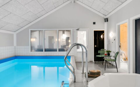 Femmy - 600M from the Sea: Hotel, Gardin, Lysarmatur, Udvej, Svømmepøl, Stueplante, Attic, Lampe, Boutique Hotel