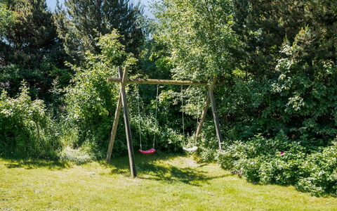 Femmy - 600M from the Sea: Busk, Have, Lawn, Skygge, Backyard, Landscaping, Gård, Parkere, Woodland