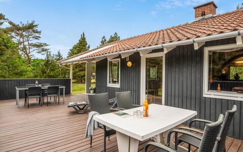 Tala - 4Km from the Sea: Træ, Hjem, Hus, Veranda, Tag, Sommerhus, Sidespor, Dør, Hårdttræ, Bejdse