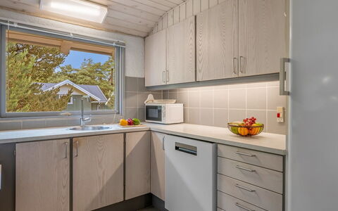 Tala - 4Km from the Sea: Køkken, Countertop, Køkken Apparat, Større Bandage, Cabinetry, Træ, Indretning, Gulvbelægning, Loft, Køkkenvask