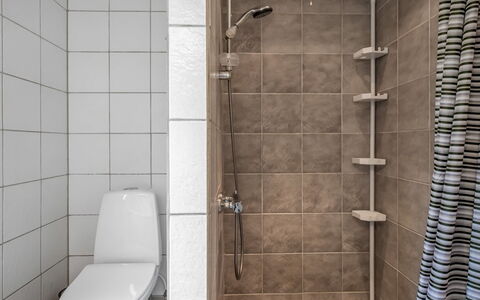 Tala - 4Km from the Sea: Toiletbræt, Badeværelse, Toilet, Sanitærarmatur, Gulvbelægning, Væg, Etage, Indretning, Brusehoved, Bruser