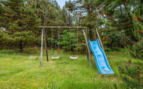 Tala - 4Km from the Sea: Legetøjsrutsjebane, Græs, Legepladsudstyr, Chute, Have, Legeplads, Lawn, Skygge, Parkere, Landscaping