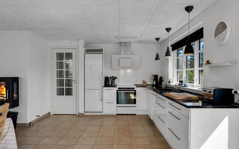 Svenn - 400M from the Sea: Køkken, Gulvbelægning, Countertop, Køkken Apparat, Loft, Indretning, Etage, Større Bandage, Husholdningsapparat, Lysarmatur