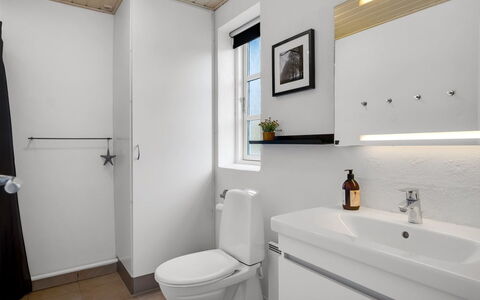 Svenn - 400M from the Sea: Sanitærarmatur, Toiletbræt, Badeværelsesvask, Badeværelse, Håndvask, Toilet, Gulvbelægning, Indretning, Etage, Tap
