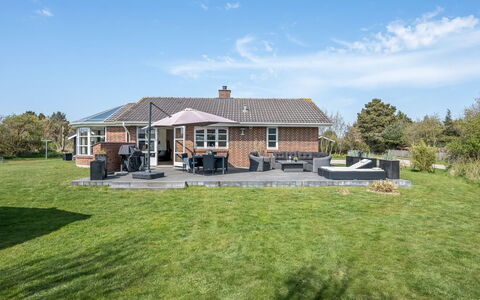 Svenn - 400M from the Sea: Himmel, Græs, Tag, Hus, Hjem, Land Lot, Sommerhus, Lawn, Bunddække, Have