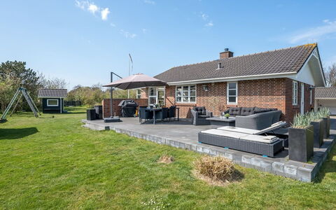Svenn - 400M from the Sea: Himmel, Græs, Hus, Tag, Hjem, Boligområde, Sommerhus, Land Lot, Estate, Bunddække