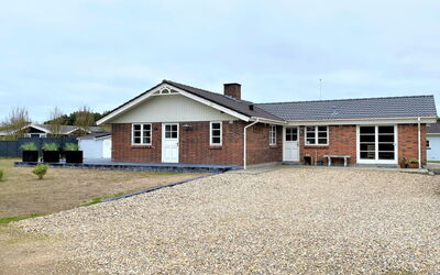 Svenn - 400M from the Sea