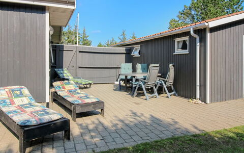 Rokil - 400M from the Sea: Træ, Tag, Arkitektur, Hjem, Hus, Sommerhus, Sidespor, Hårdttræ, Hældning, Estate