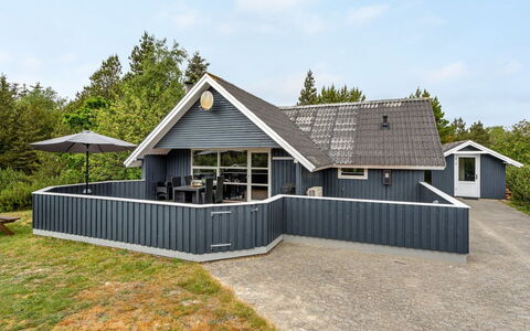 Emmi - 2.5Km from the Sea: Tag, Hus, Hjem, Sommerhus, Dør, Sidespor, Dæk, Veranda, Planke, Hårdttræ