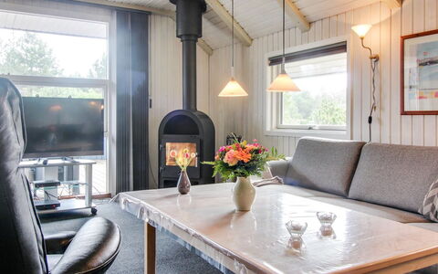 Emmi - 2.5Km from the Sea: Tag, Hus, Hjem, Sommerhus, Dør, Sidespor, Dæk, Veranda, Planke, Hårdttræ