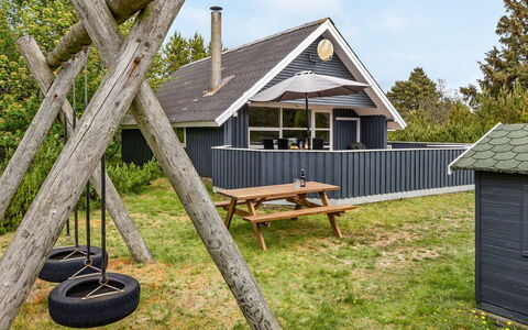 Emmi - 2.5Km from the Sea: Tag, Hus, Hjem, Sommerhus, Dør, Sidespor, Dæk, Veranda, Planke, Hårdttræ