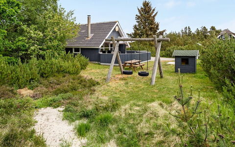 Emmi - 2.5Km from the Sea: Tag, Hus, Hjem, Sommerhus, Dør, Sidespor, Dæk, Veranda, Planke, Hårdttræ