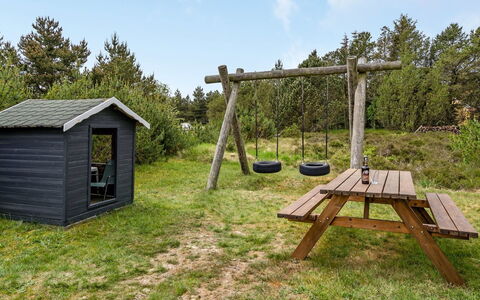 Emmi - 2.5Km from the Sea: Tag, Hus, Hjem, Sommerhus, Dør, Sidespor, Dæk, Veranda, Planke, Hårdttræ