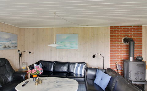 Kastehelmi - 400M from the Sea: Møbel, Couch, Træ, Indretning, Gulvbelægning, Stue, Etage, Loft, Bord