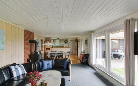 Kastehelmi - 400M from the Sea: Træ, Loft, Indretning, Gulvbelægning, Møbel, Etage, Hjem, Couch, Stue