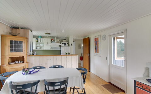 Kastehelmi - 400M from the Sea: Gulvbelægning, Indretning, Træ, Loft, Møbel, Etage, Køkken, Lysarmatur, Countertop, Værelse