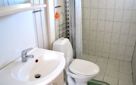 Kastehelmi - 400M from the Sea: Badeværelsesvask, Badeværelse, Toiletbræt, Sanitærarmatur, Håndvask, Toilet, Etage, Tap, Gulvbelægning, Vvs