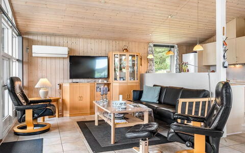 Nadia - 1.7Km from the Sea: Møbel, Træ, Indretning, Gulvbelægning, Couch, Stue, Loft, Værelse, Belysning, Etage