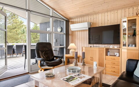 Nadia - 1.7Km from the Sea: Møbel, Indretning, Gulvbelægning, Couch, Loft, Etage, Værelse, Stue, Stol, Belysning