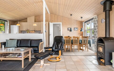 Nadia - 1.7Km from the Sea: Træ, Møbel, Loft, Etage, Hjem, Stue, Hårdttræ, Couch, Sommerhus