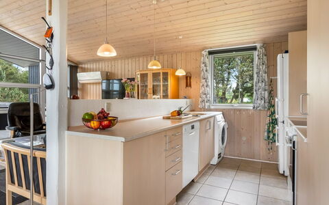 Nadia - 1.7Km from the Sea: Køkken, Indretning, Countertop, Træ, Gulvbelægning, Møbel, Loft, Køkken Apparat, Etage, Cabinetry
